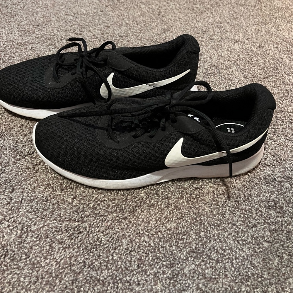 Men size 8.5 Nike black running sneakers